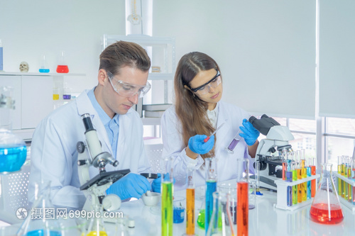 西方科學夫婦的探索 實驗室中的共生疫苗研發之路